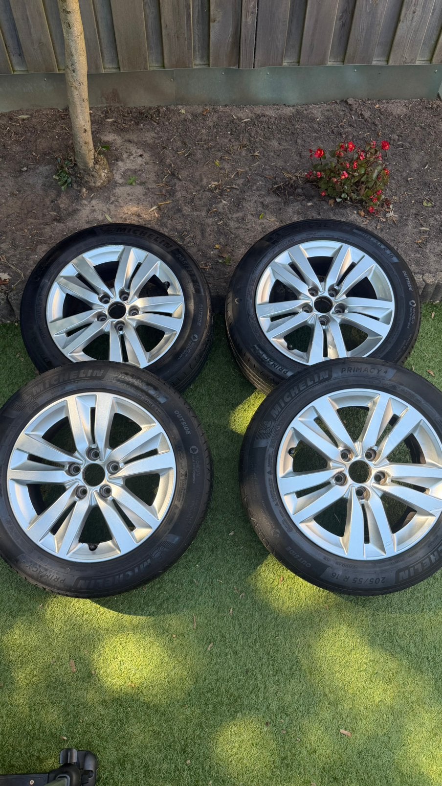 4x Peugeot 16 inch velgen + Michelin zomerbanden 205/55 R16, Auto-onderdelen, Banden en Velgen, Ophalen, 16 inch, Banden en Velgen