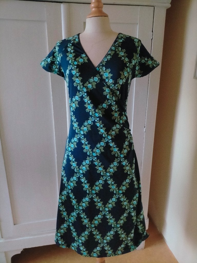 Prachtige blauwe Cross Dress van King Louie M bloemen, Maat 38/40 (M), Zo goed als nieuw, King Louie, Onder de knie