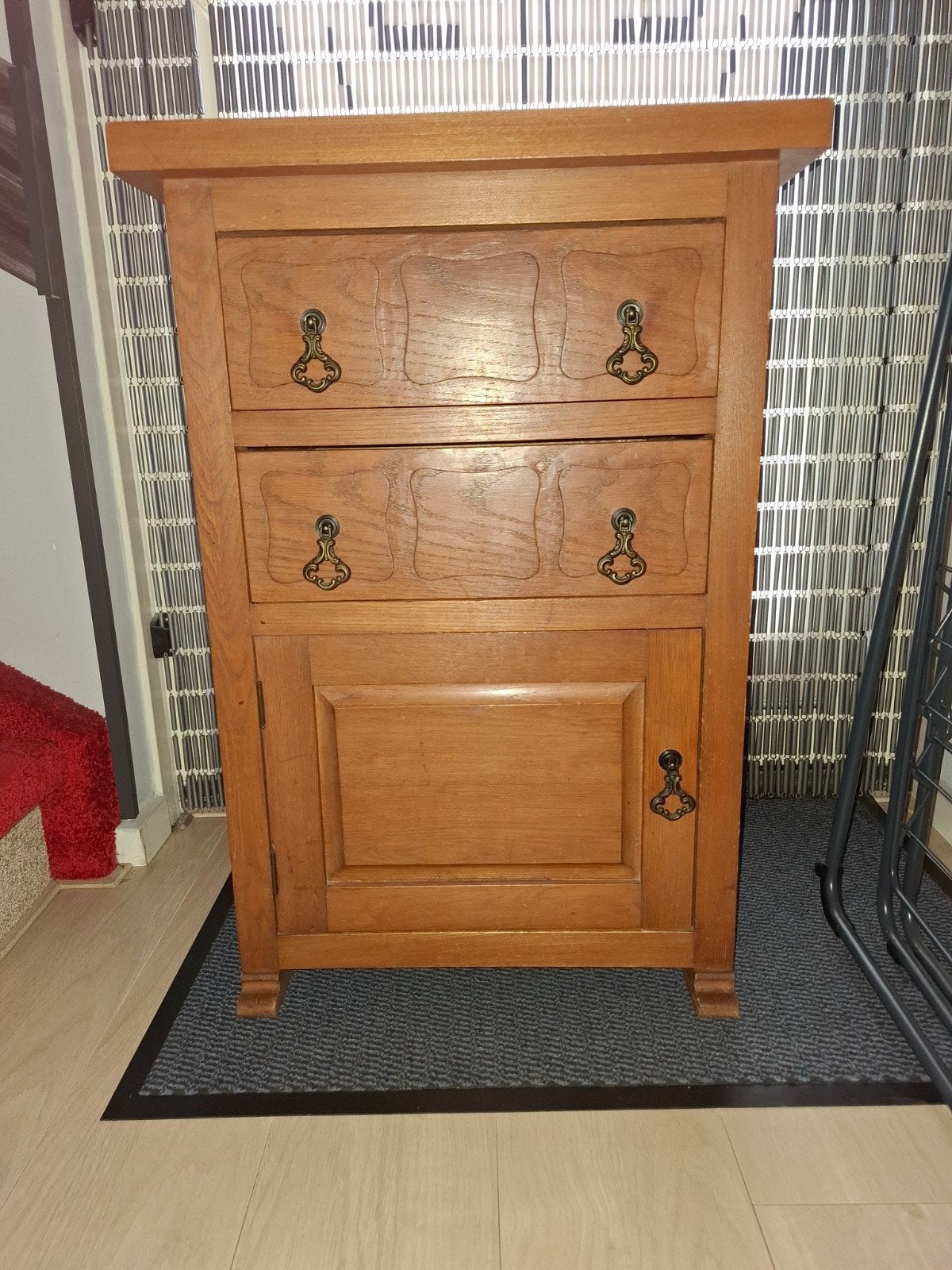 Houten nachtkastje met lades en kastje, Ophalen