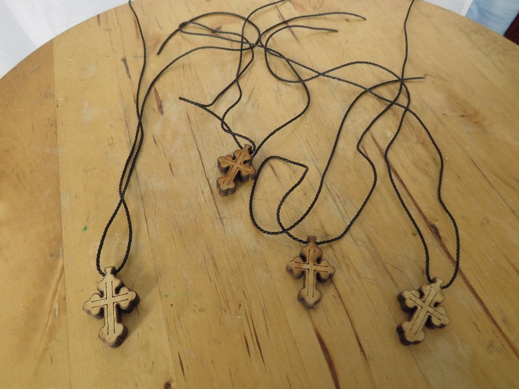 4 houten kruisjes aan koordje waarschijnlijk olijfhout, Sieraden, Tassen en Uiterlijk, Kettinghangers, Overige materialen, Ophalen of Verzenden