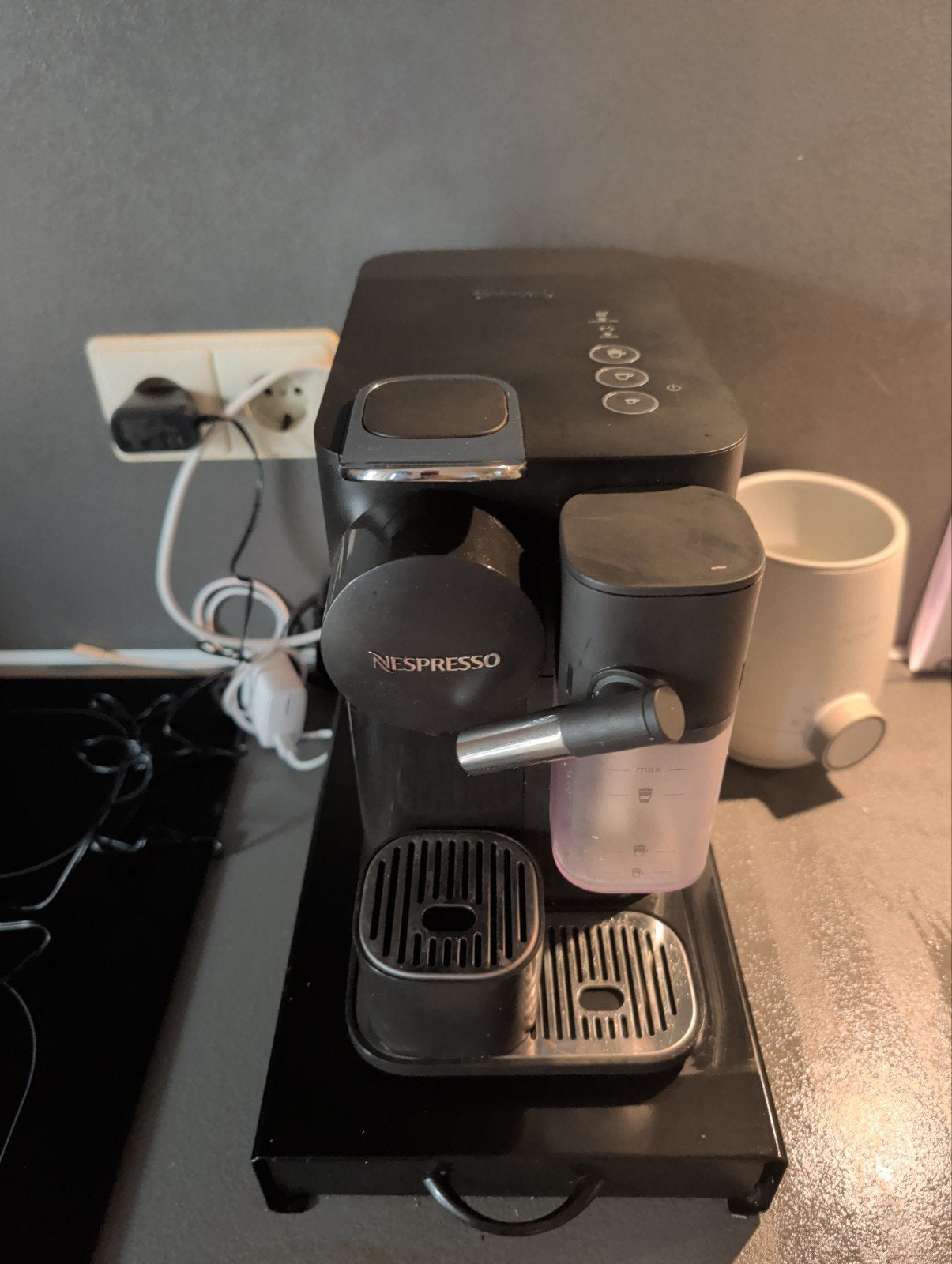 De'Longhi Nespresso Lattissima One - Zwart, Koffiepads en cups, Gebruikt, Espresso apparaat, Ophalen of Verzenden