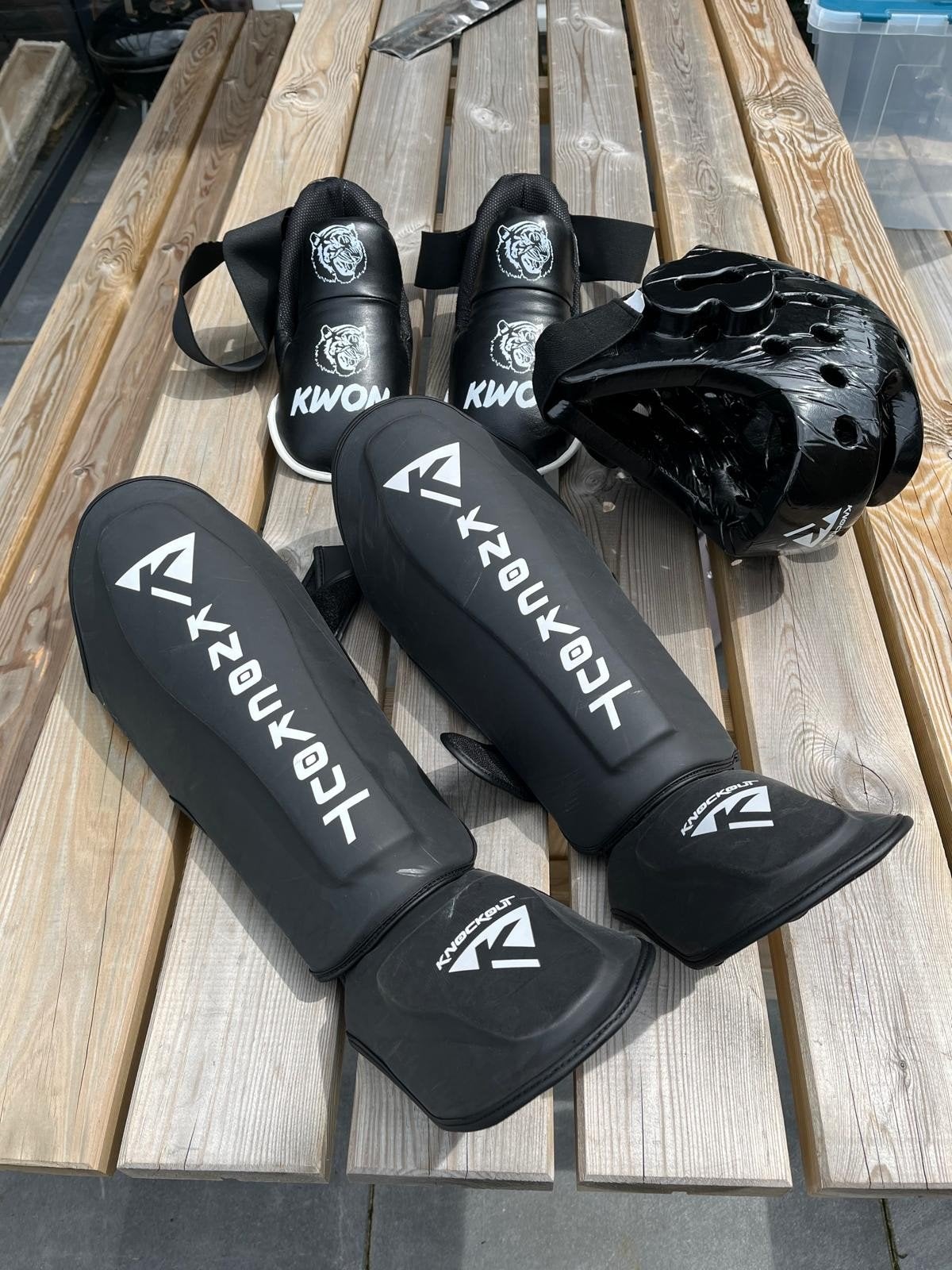 Kickboks beschermers: handschoenen, scheenbeschermers, helm, Maat XS of kleiner, Ophalen, Zo goed als nieuw, Overige