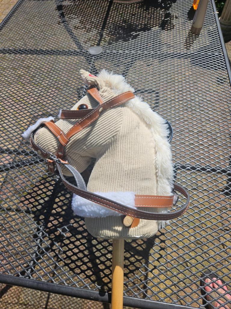 Stokpaard met halster met paardengeluid in oor, Ophalen, Drinken en Voederen