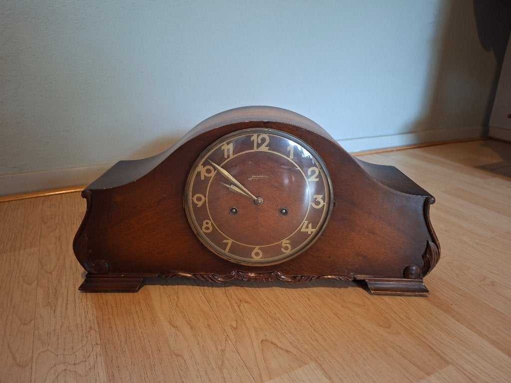 Junghans houten schouwklok, Ophalen