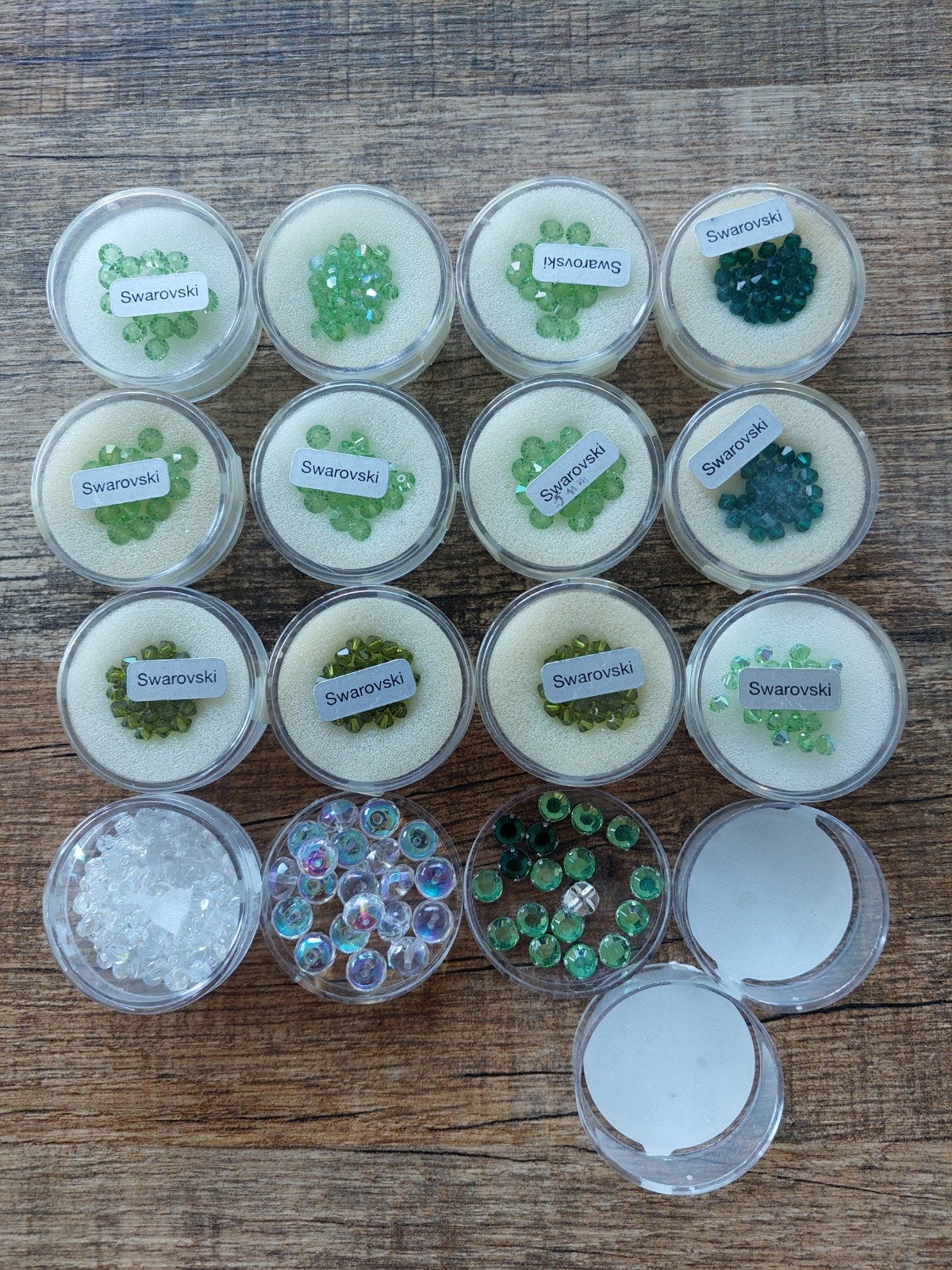15 doosjes Swarovski kraaltjes - Emerald, Oliv, Peridoot, Ophalen of Verzenden, Nieuw, Kraal
