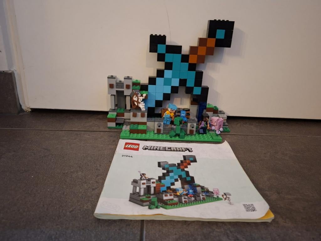 Lego Minecraft 21244 "The Sword Outpost", Minecraft, Lego, Ophalen of Verzenden, Complete set