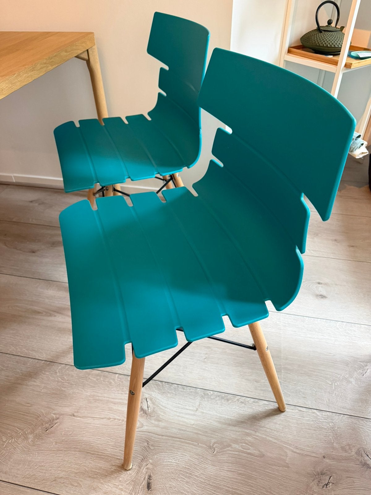 Vier turquoise/groenblauwe designstoelen Eames & Vitra-stijl, Overige kleuren, Zo goed als nieuw, Vijf, Zes of meer stoelen, Vitra Eames