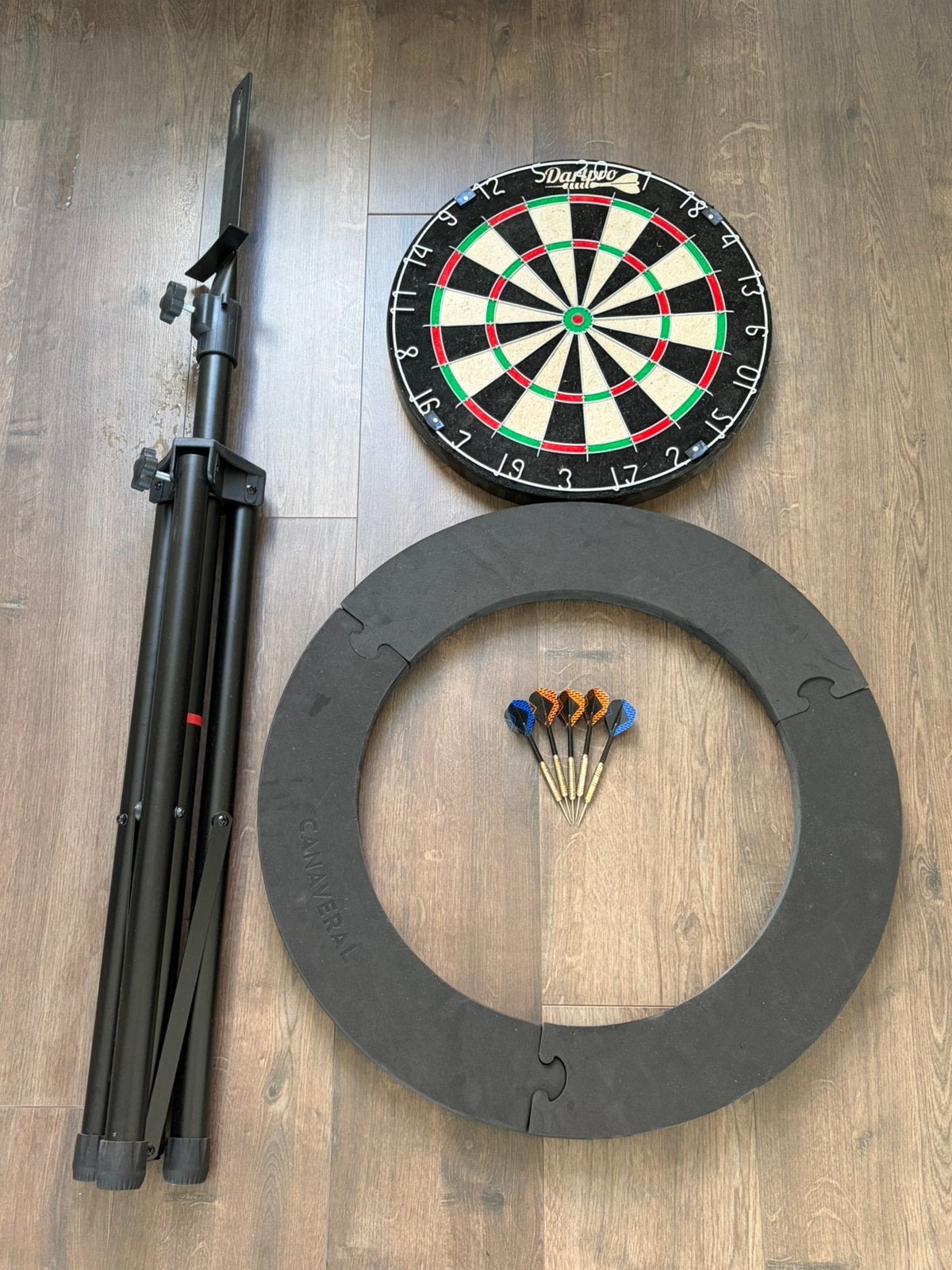 Dartboard, surround, and stand, Sport en Fitness, Darts, Ophalen, Zo goed als nieuw, Dartbord
