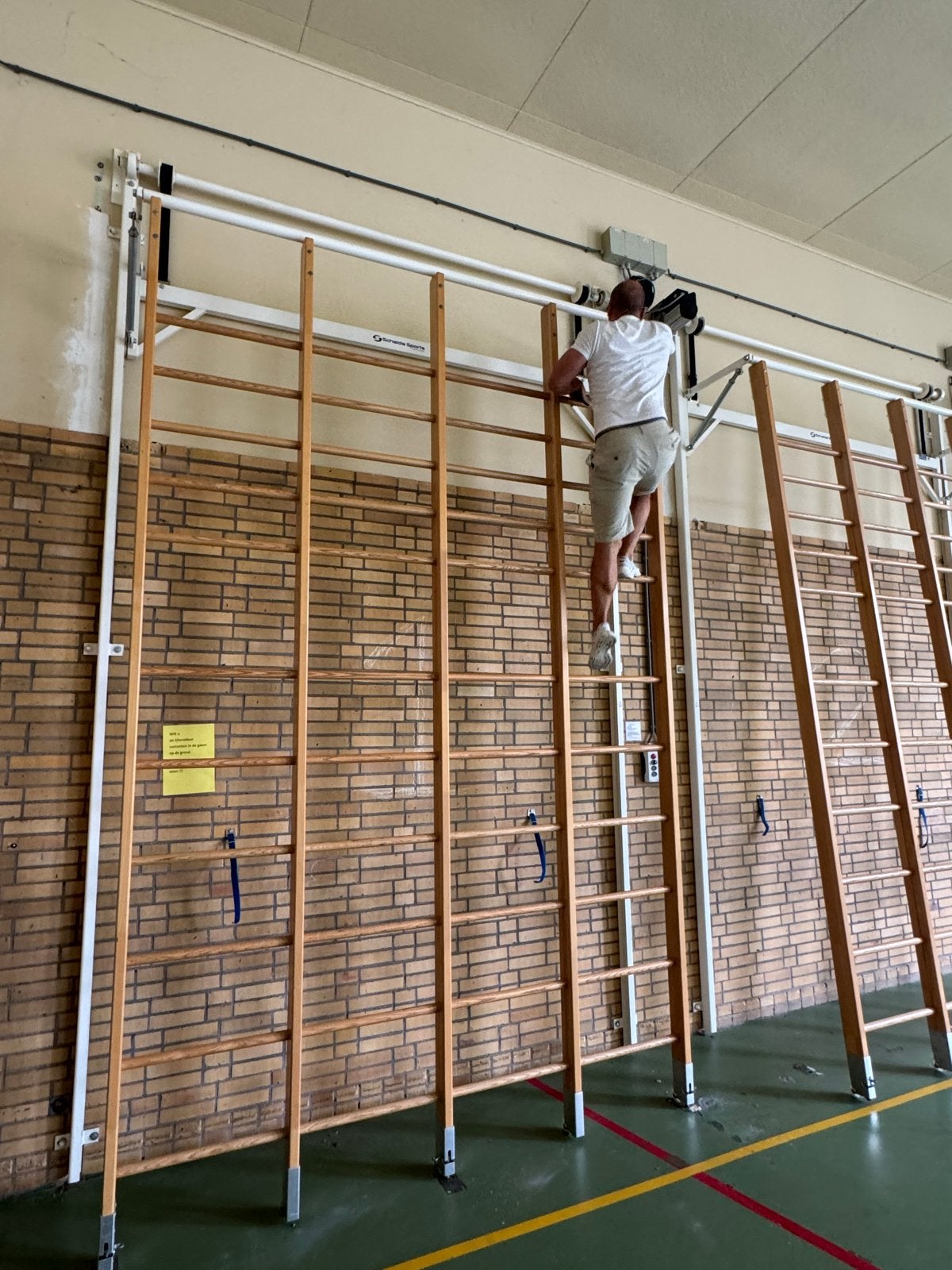 Klimrekken gymzaal school met elektrische bediening, Ophalen