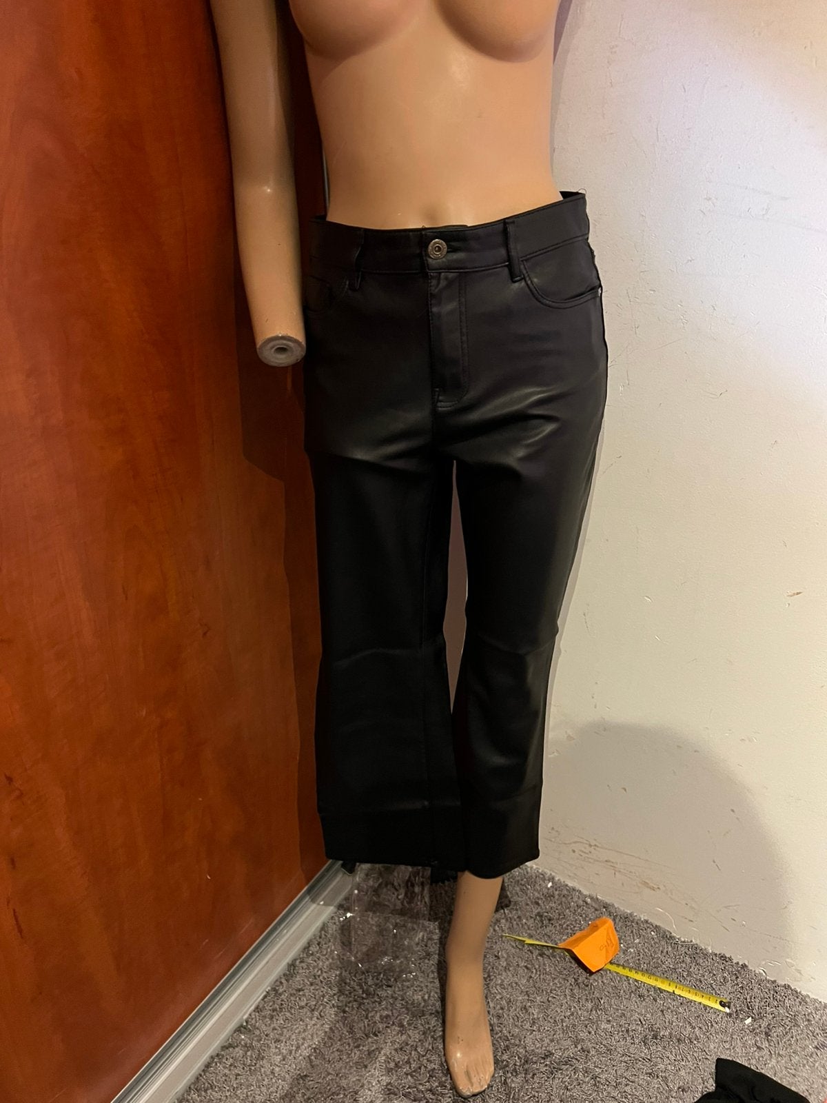 ZARA jeans vegan leer driekwart 30 m zgan, Kleding | Dames, Ophalen of Verzenden, Zo goed als nieuw, W30 - W32 (confectie 38/40)