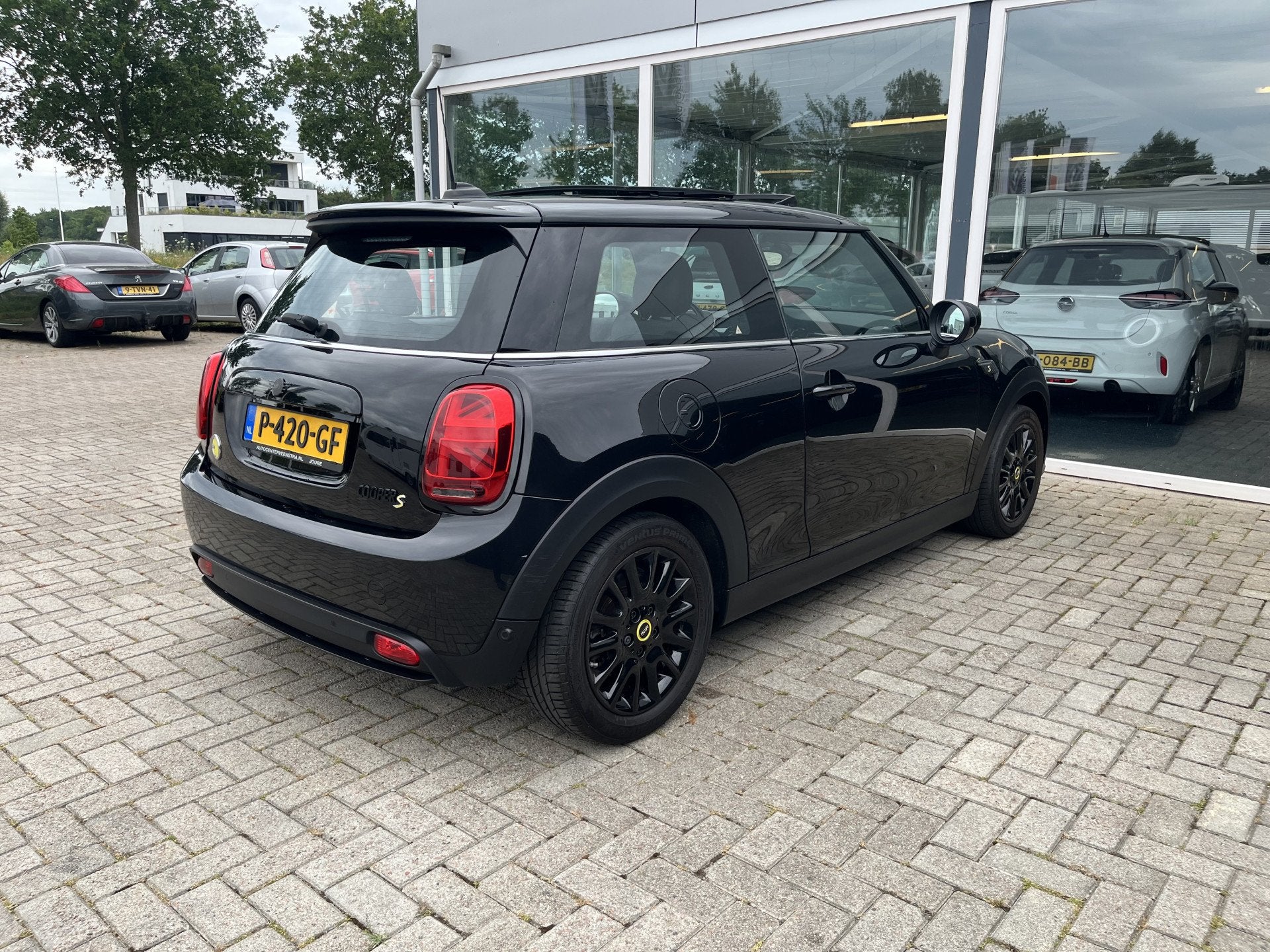 MINI Mini Electric Classic 33 kWh Led / Schuif kantel / Crui, 1340 kg, 4 stoelen, 184 pk, Parkeersensor