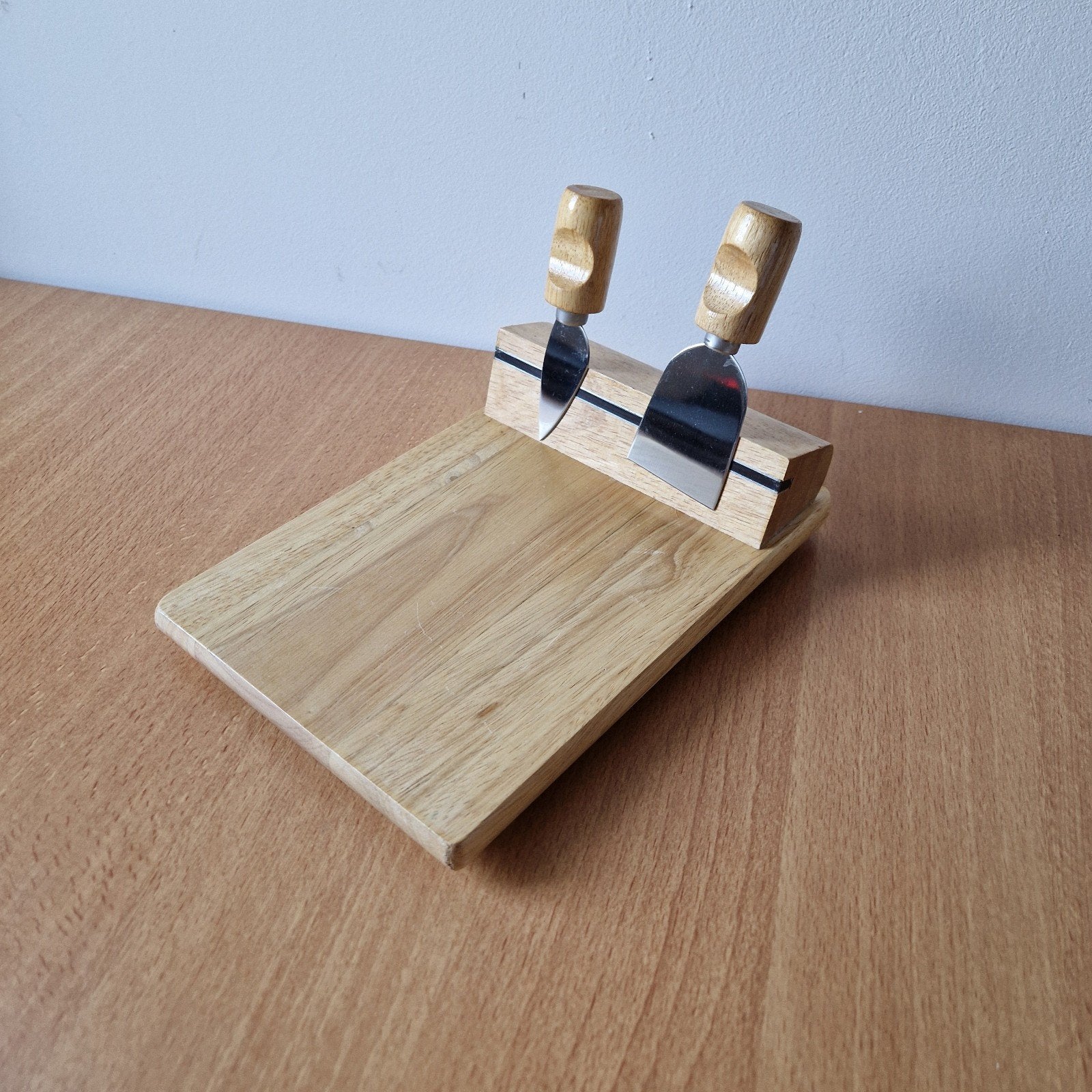 Houten kaasplank met twee kaasmesjes, Ophalen of Verzenden, Zo goed als nieuw, Hout, Los bestek