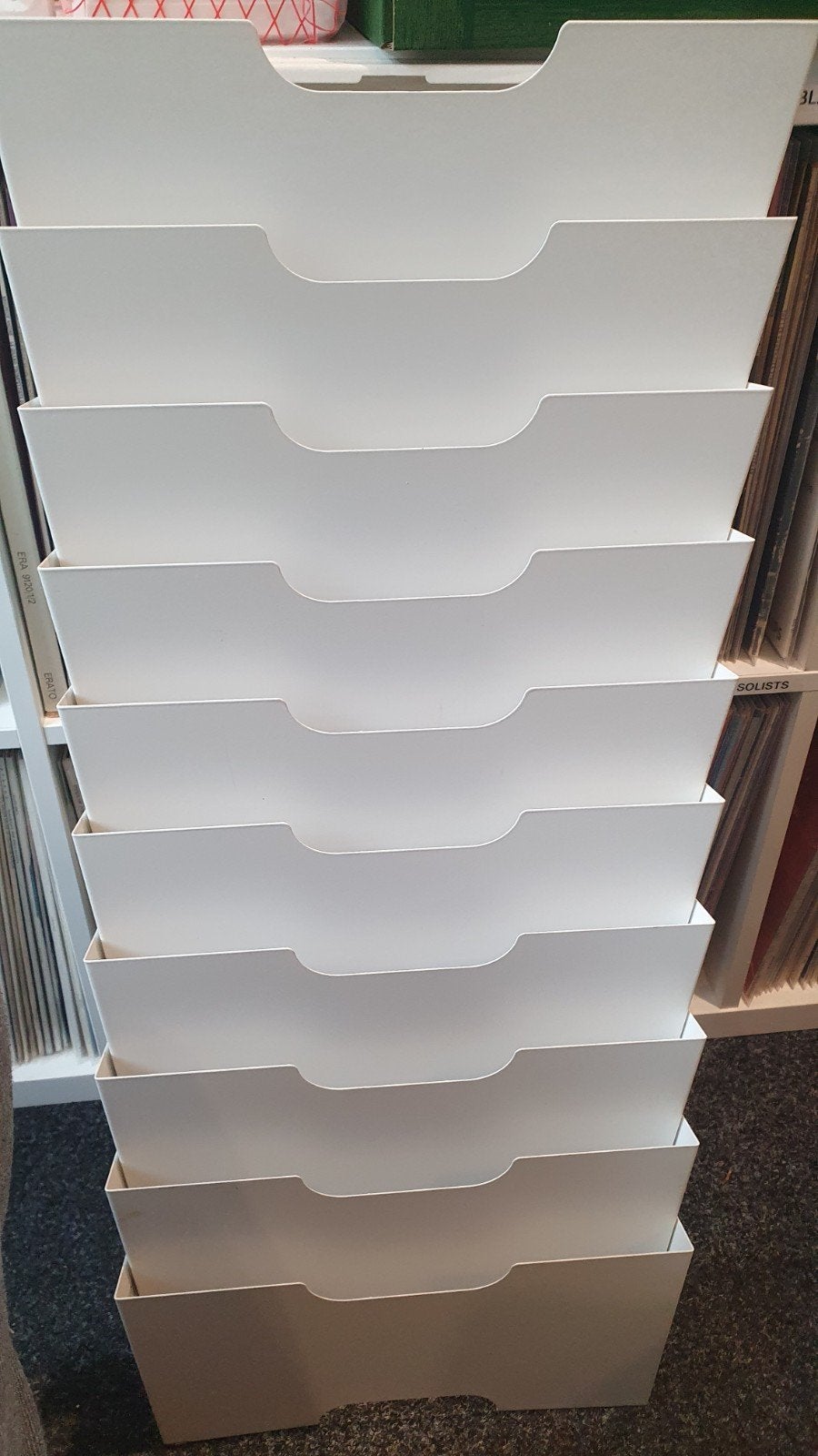 Witte metalen tijdschriftenrek, Ophalen