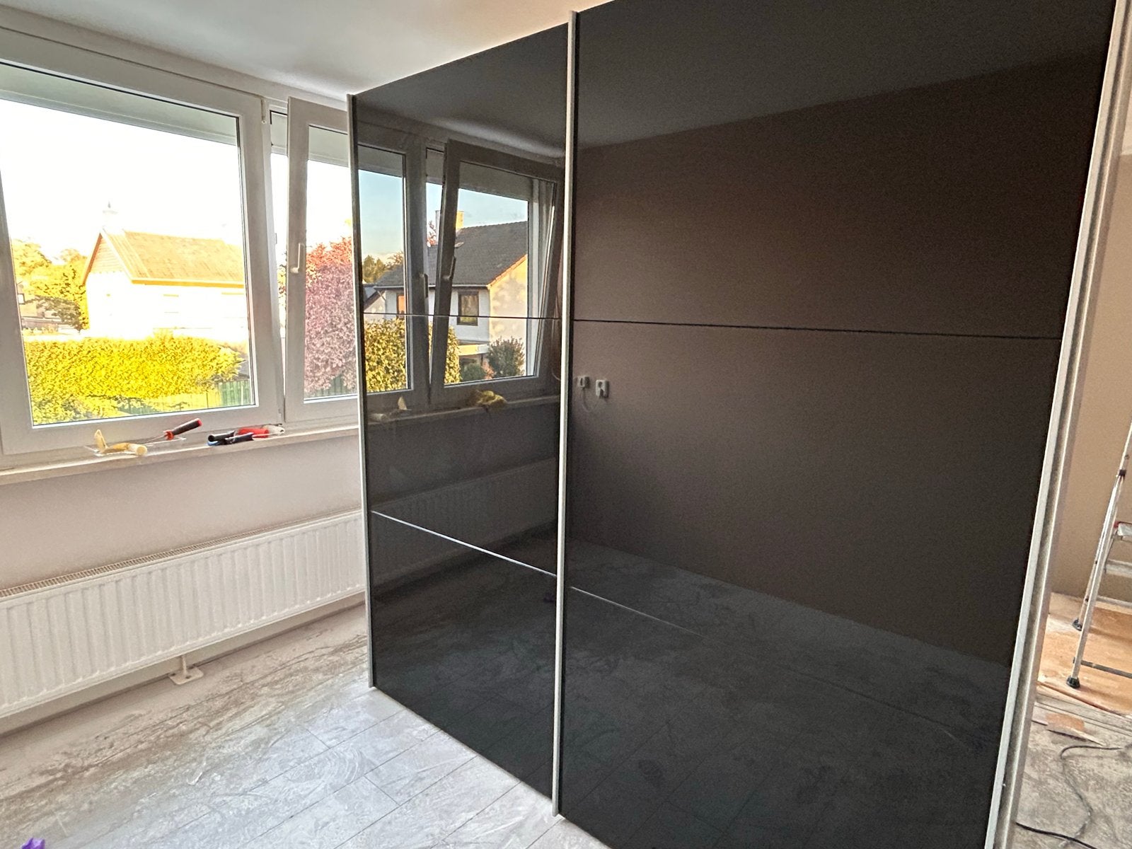 Moderne kledingkast met schuifdeuren en spiegel, Huis en Inrichting, Ophalen, 100 tot 150 cm, 200 cm of meer, Zo goed als nieuw