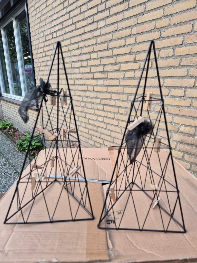 Set van 2 metalen piramide decoratie standaards, Ophalen of Verzenden, Gebruikt, Zwart, Metaal
