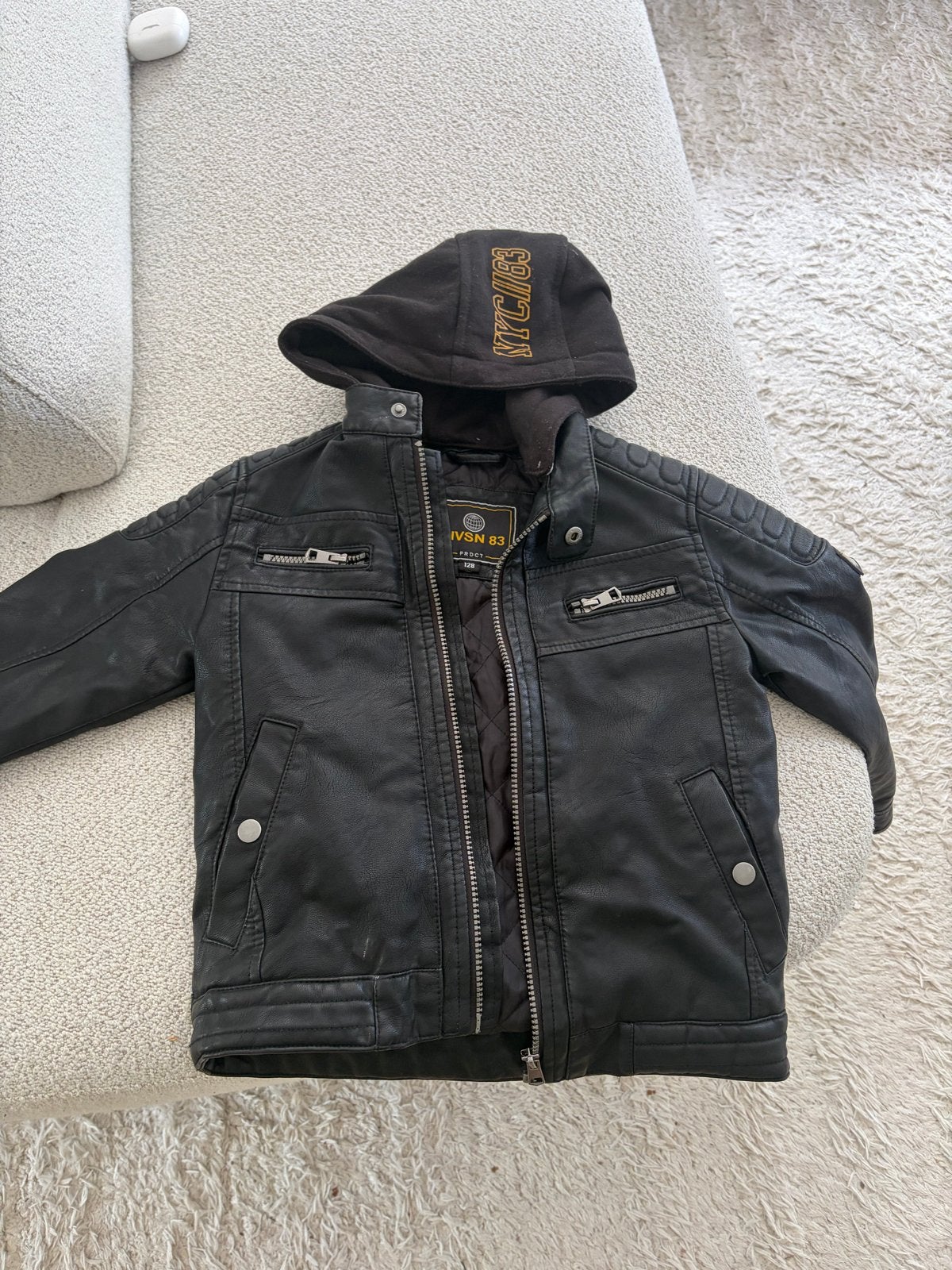 Stoere zwarte jongens jas met capuchon - DIVSN 83, Ophalen, Gebruikt, Jongen, Jas