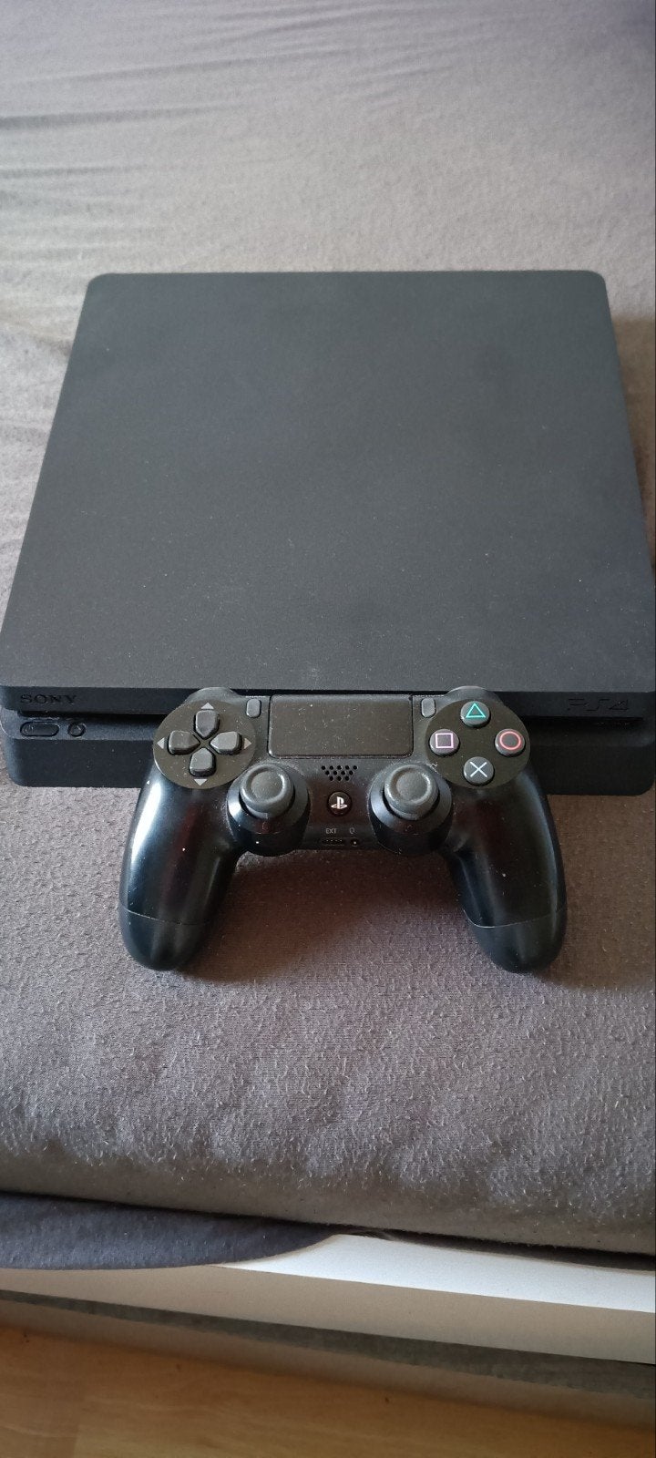 PEAQ 32 inch HD ready TV met PS4 Slim (zo goed als nieuw), Spelcomputers en Games, Ophalen