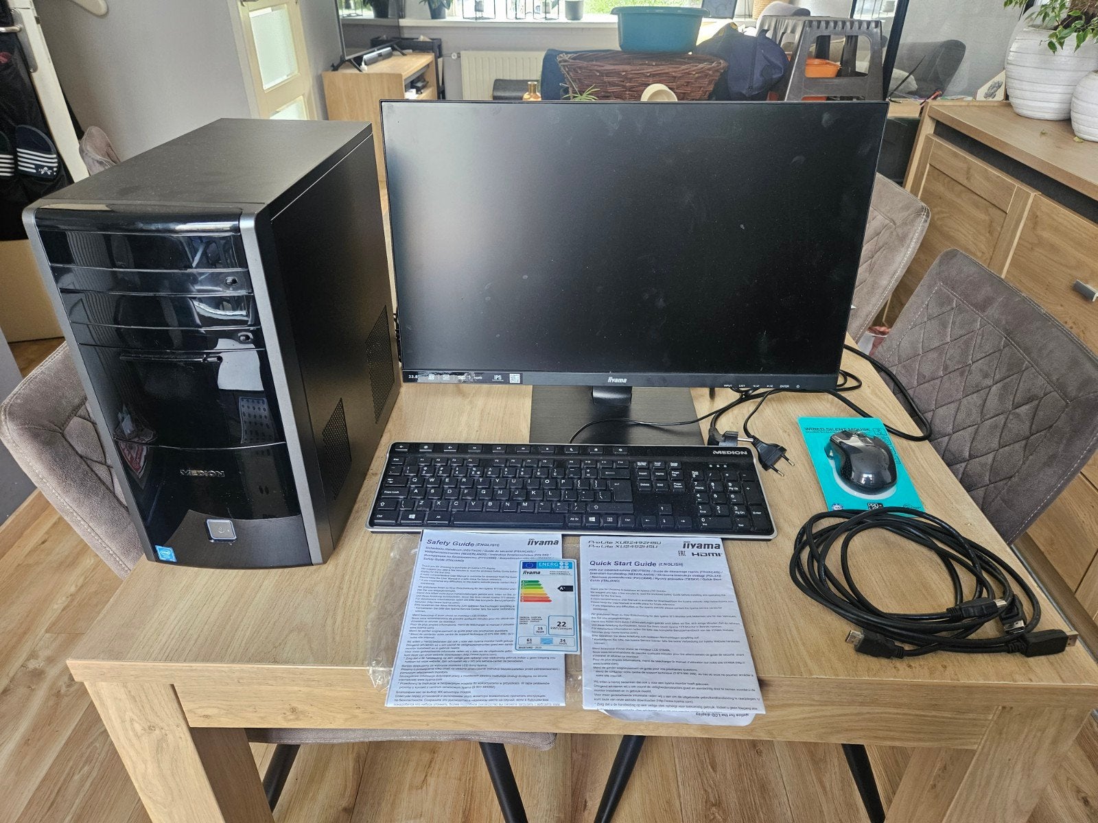 Medion Akoya Desktop PC met Iiyama Monitor, Computers en Software, Ophalen, Met monitor, Medion, Zo goed als nieuw