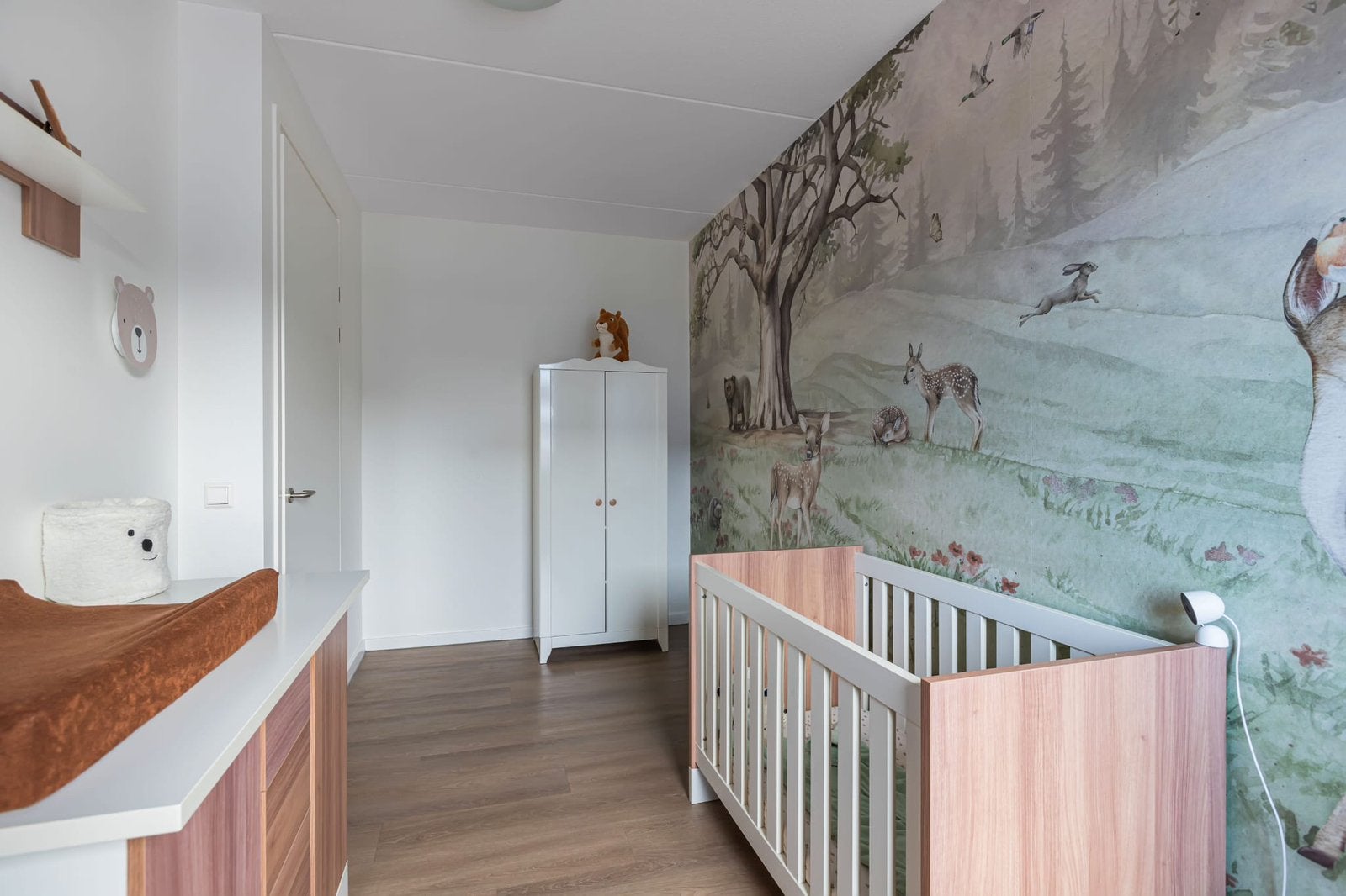 Nieuwe Babykamer te koop Ledikant + Commode + Kast + Plank, Kinderen en Baby's, Kinderkamer | Complete kinderkamers, Ophalen, Zo goed als nieuw