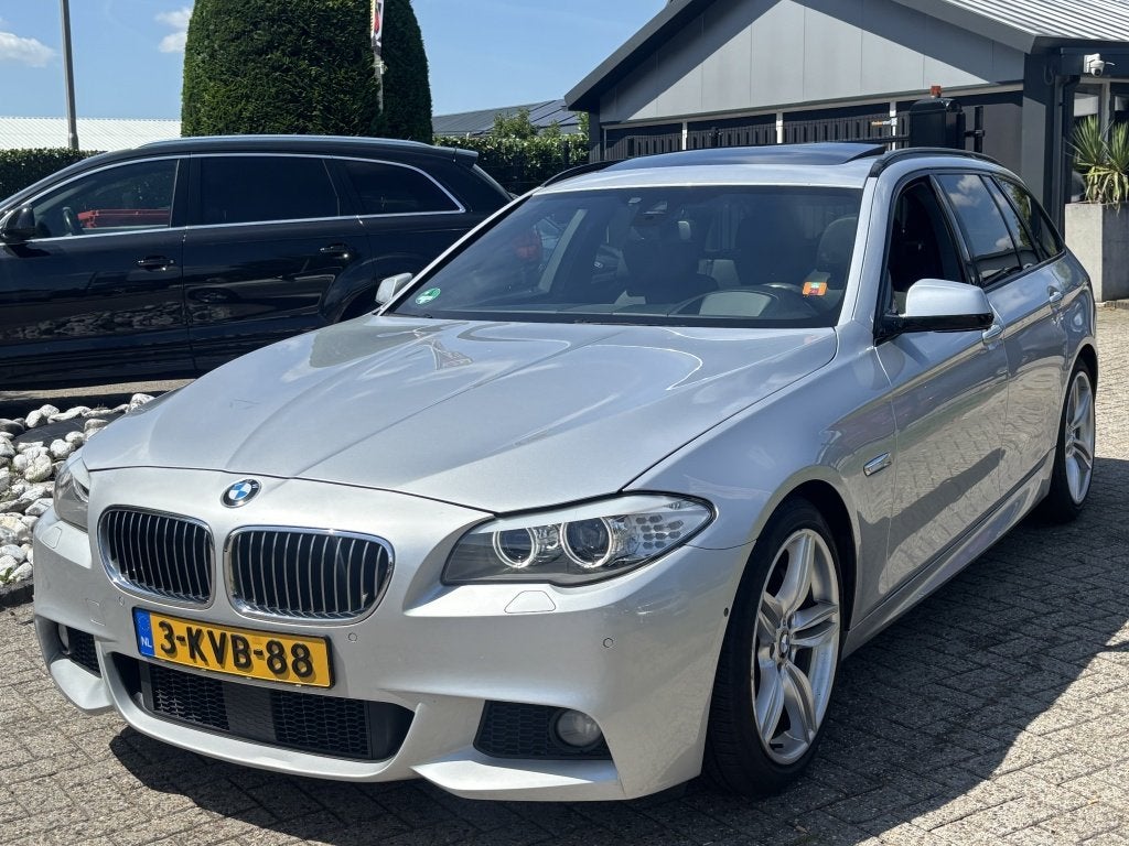 BMW 5 Serie Touring 530D High Exe 2013 M-Pakket NL Auto Pano, Auto's, Euro 5, Gebruikt, Zwart, 2000 kg
