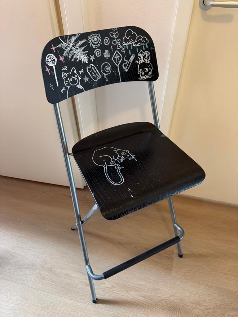 Unieke kruk met tattoo artiest design, Ophalen, Zwart, Zo goed als nieuw, Eén