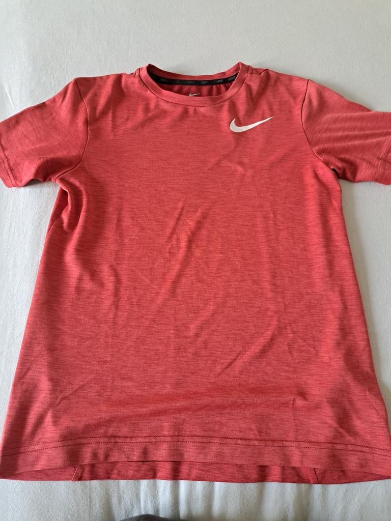 Nike Dri-FIT T-shirt maat 137-147 (rood), Kinderen en Baby's, Kinderkleding | Maat 164, Jongen of Meisje, Ophalen of Verzenden