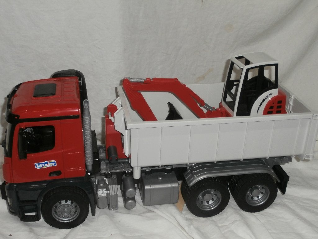 Bruder Mercedes met Roll-off container en diverse machines, Ophalen, Zo goed als nieuw