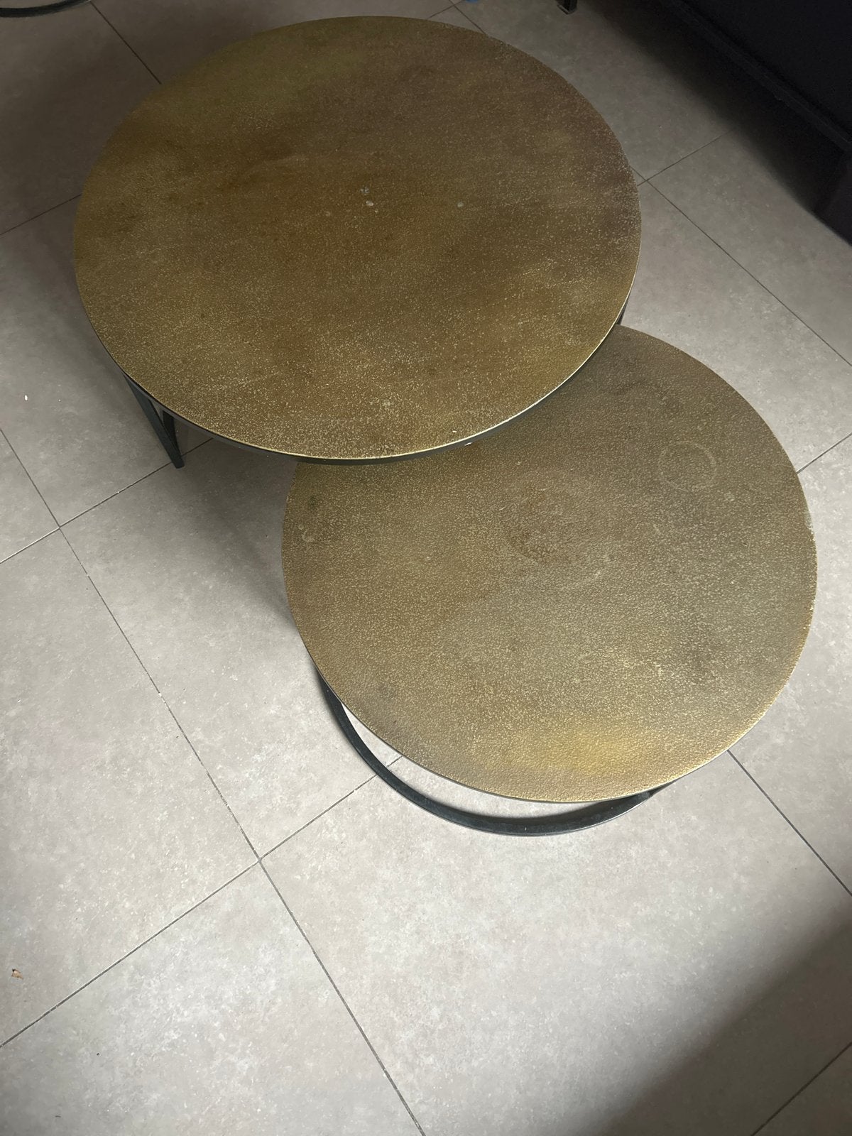 Set van 2 ronde salontafels - Goudkleurig metaal, Ophalen, 50 – 75, Gebruikt, Rond