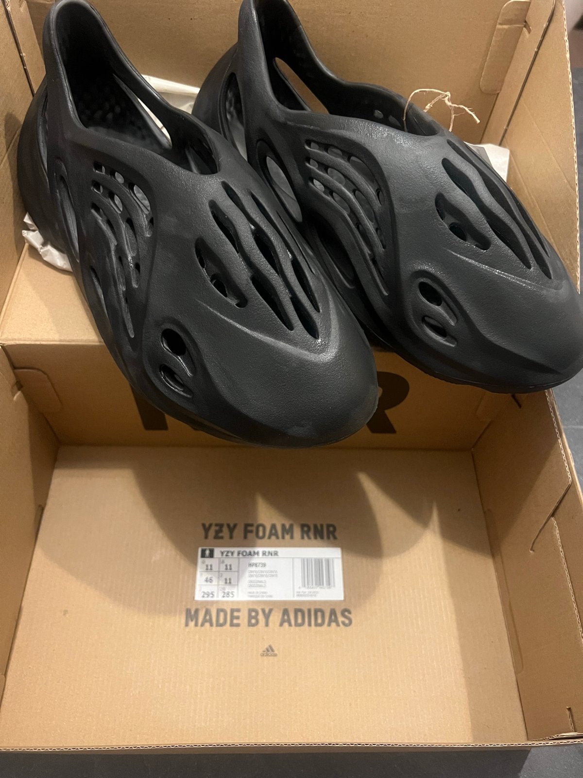 Adidas Yeezy Foam RNR Maat 46/43, Ophalen of Verzenden, Nieuw, Zwart, Sneakers of Gympen