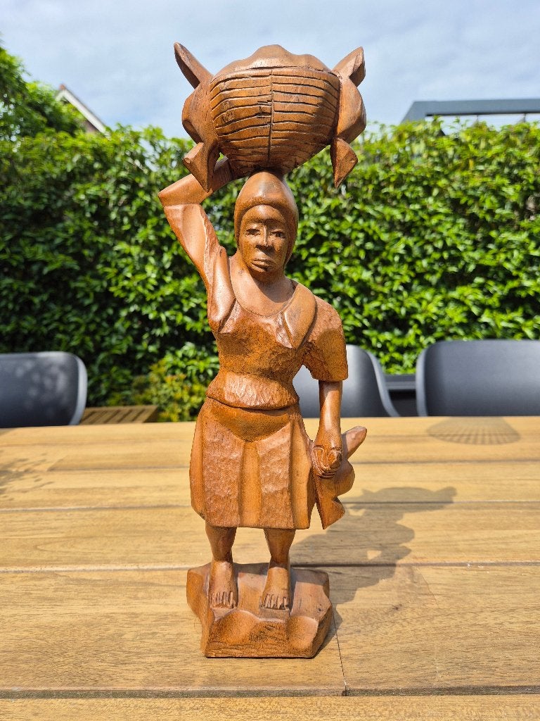 Houten beeld van Afrikaanse vrouw met mand, Houtsnijwerk, Ophalen of Verzenden, 20 - 50 cm, Hout