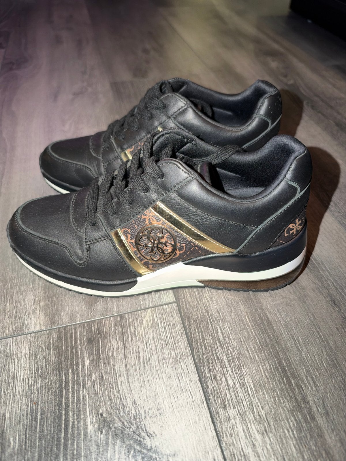 Guess sneakers zwart met goud - Maat 39, Zwart, Ophalen of Verzenden, Sneakers of Gympen, Zo goed als nieuw