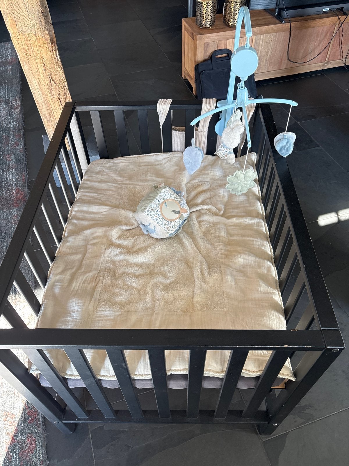 Zwart houten ledikant met matras en mobiel, Ophalen, Gebruikt, Ledikant