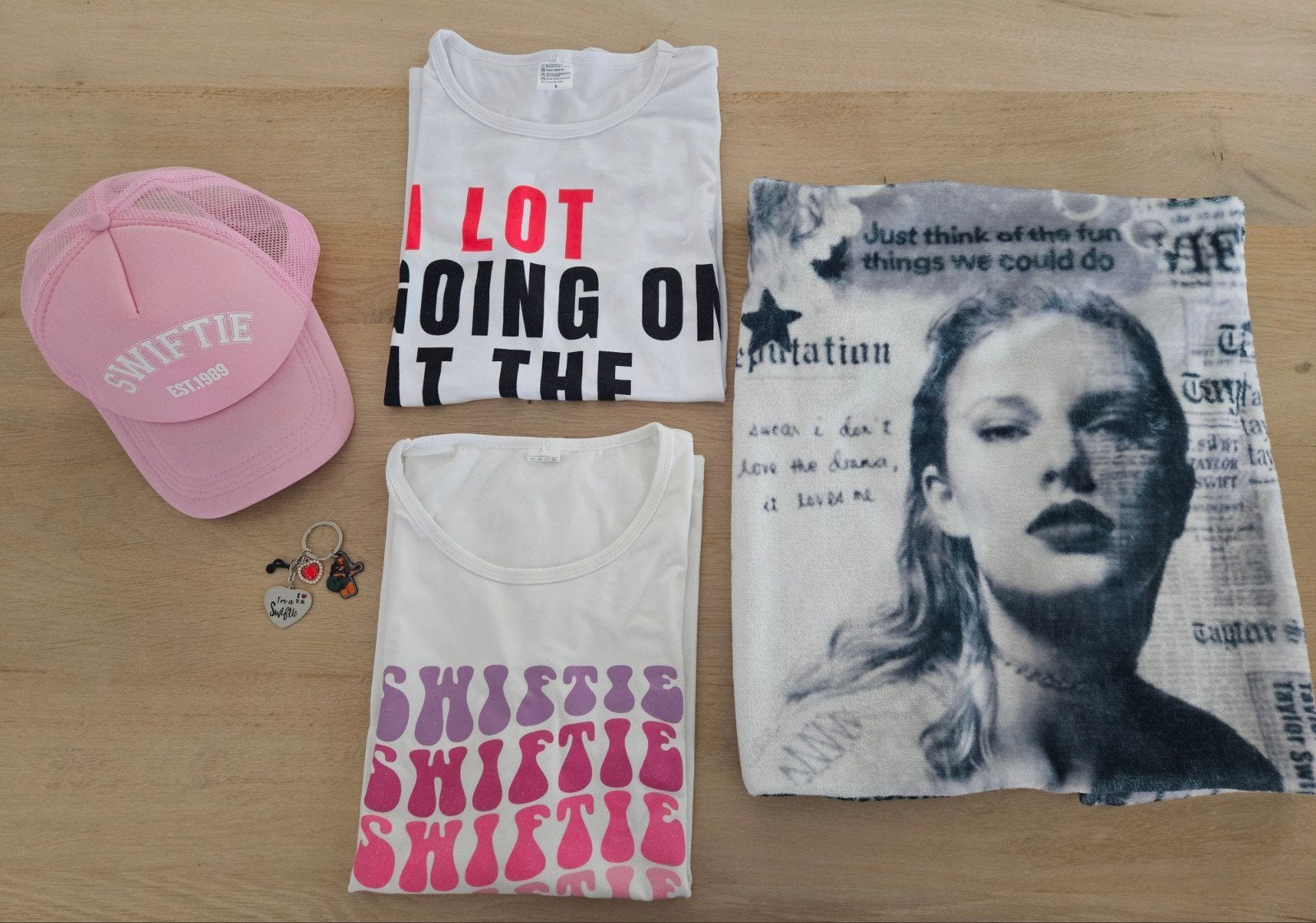 Taylor Swift Fanpakket: T-shirts, pet, plaid & sleutelhanger, Ophalen of Verzenden, Gebruikt