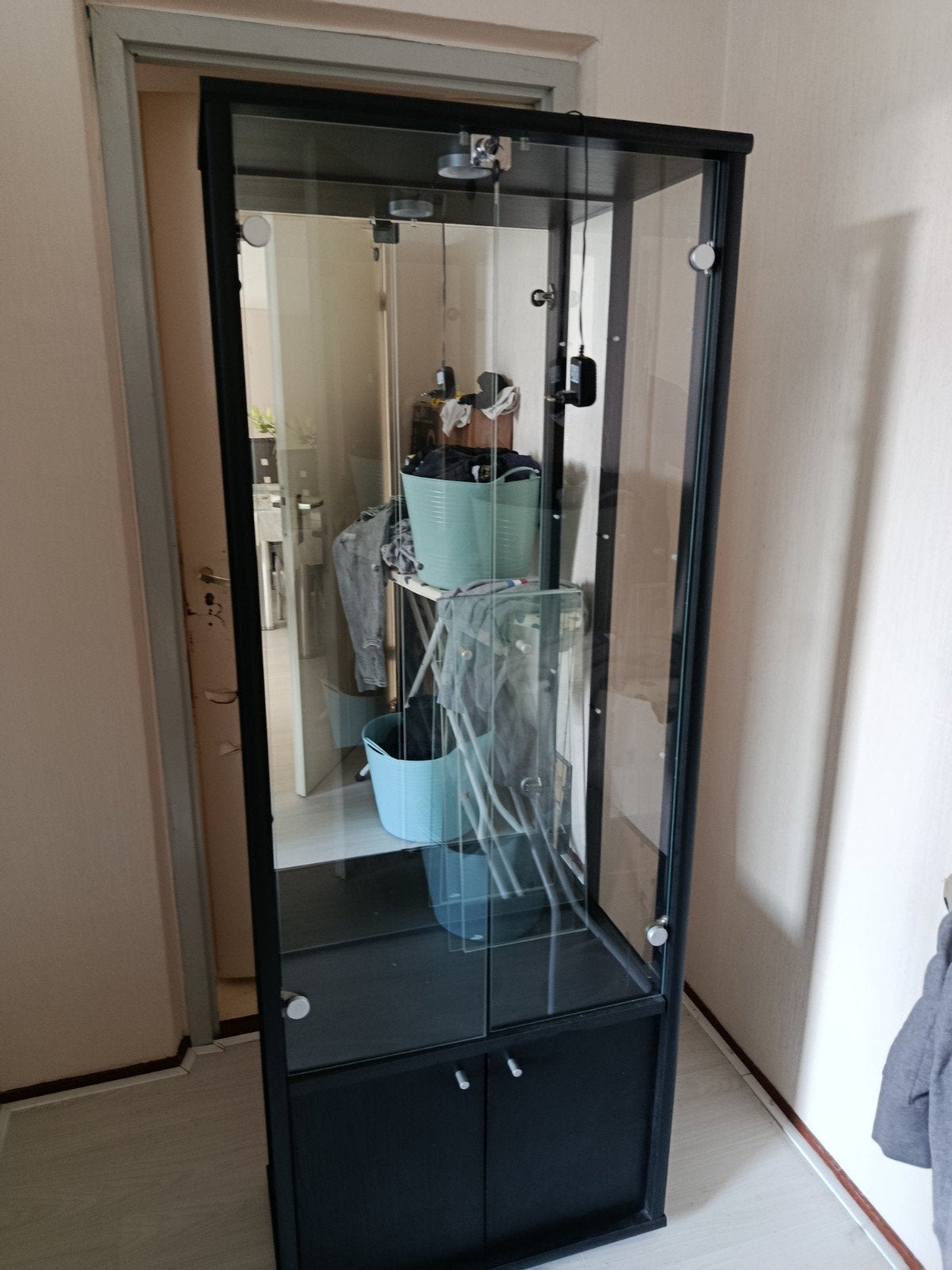 Mooie kast met verlichting te koop, Antiek en Kunst, Ophalen of Verzenden