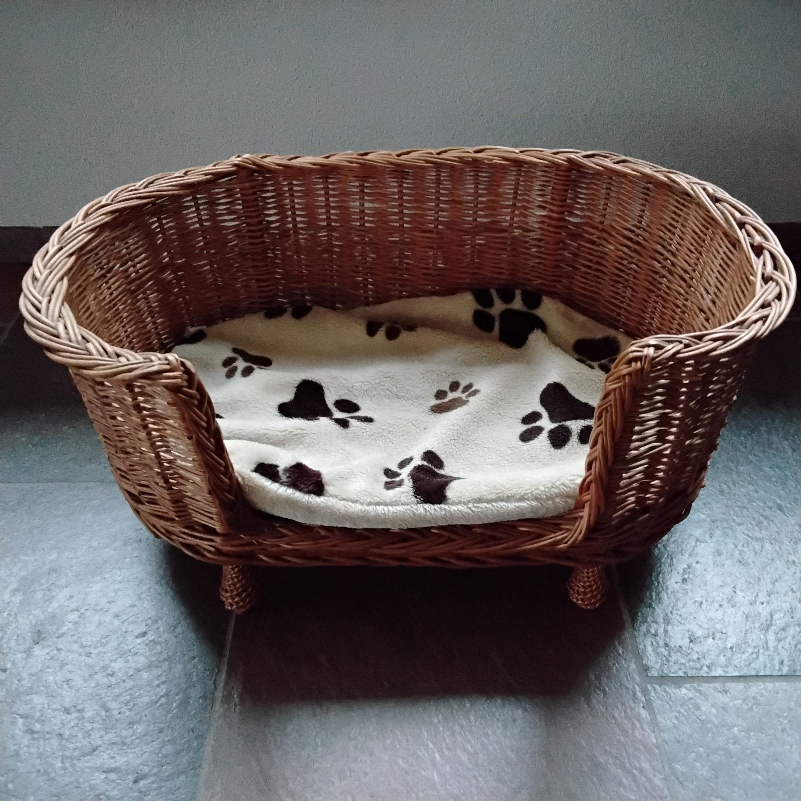 Stevige hondenmand op pootjes met kleed ca 70x40x35 cm, Ophalen of Verzenden, Overige