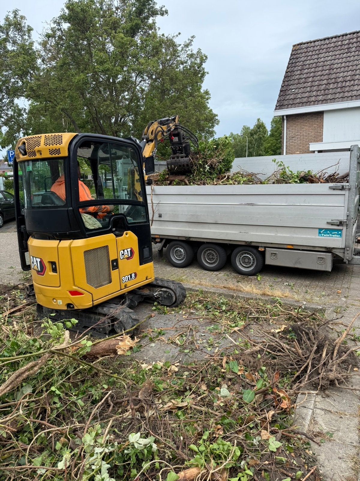 Minigraver met machinist tuin uitgraven grondwerk container, Ophalen of Verzenden