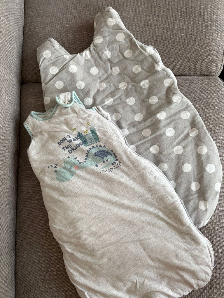 2 warme babyslaapzakken 3-6 maanden - TOG 3, Zo goed als nieuw, 65 cm, Grijs, Slaapzak
