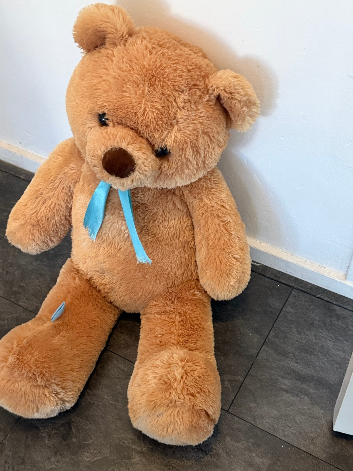 Grote bruine teddybeer met blauw lint, Beer, Ophalen of Verzenden, Zo goed als nieuw, Met kleding of accessoire