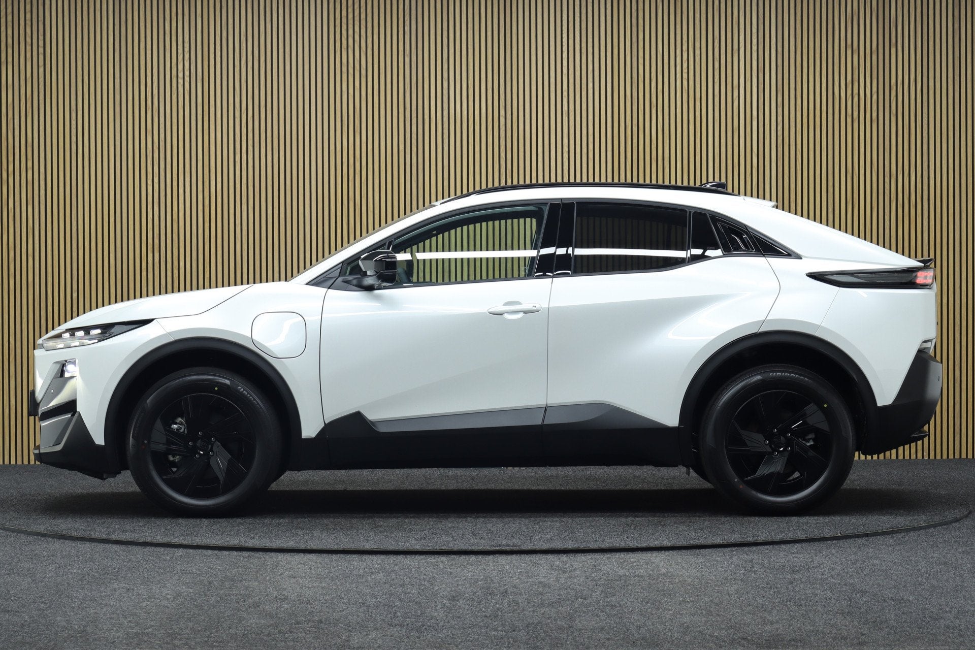 Subaru Uncharted 2E-xcite+ 77 kWh | Harman Kardon Audio | Ad, Met garantie (alle), Wit, 592 km, 1890 kg