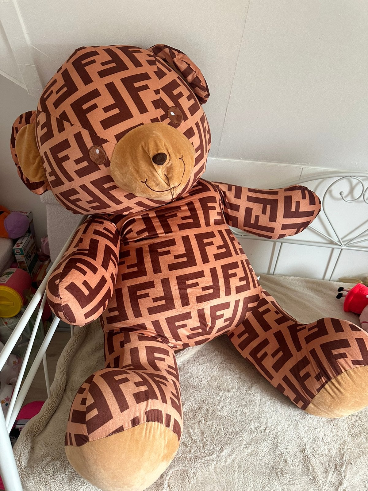 Grote Beer Van het merk FENDI, Verzamelen, Beren en Cherished Teddies, Ophalen of Verzenden, Zo goed als nieuw, Stoffen beer, Overige merken