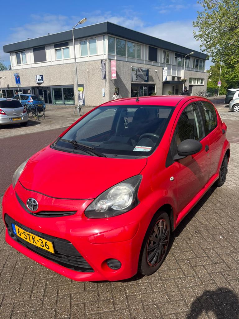 Toyota Aygo 1.0 12V Vvt-i 5DRS 2012 - CarPlay, Auto's, Achterwielaandrijving, 4 stoelen, Handgeschakeld, Grijs