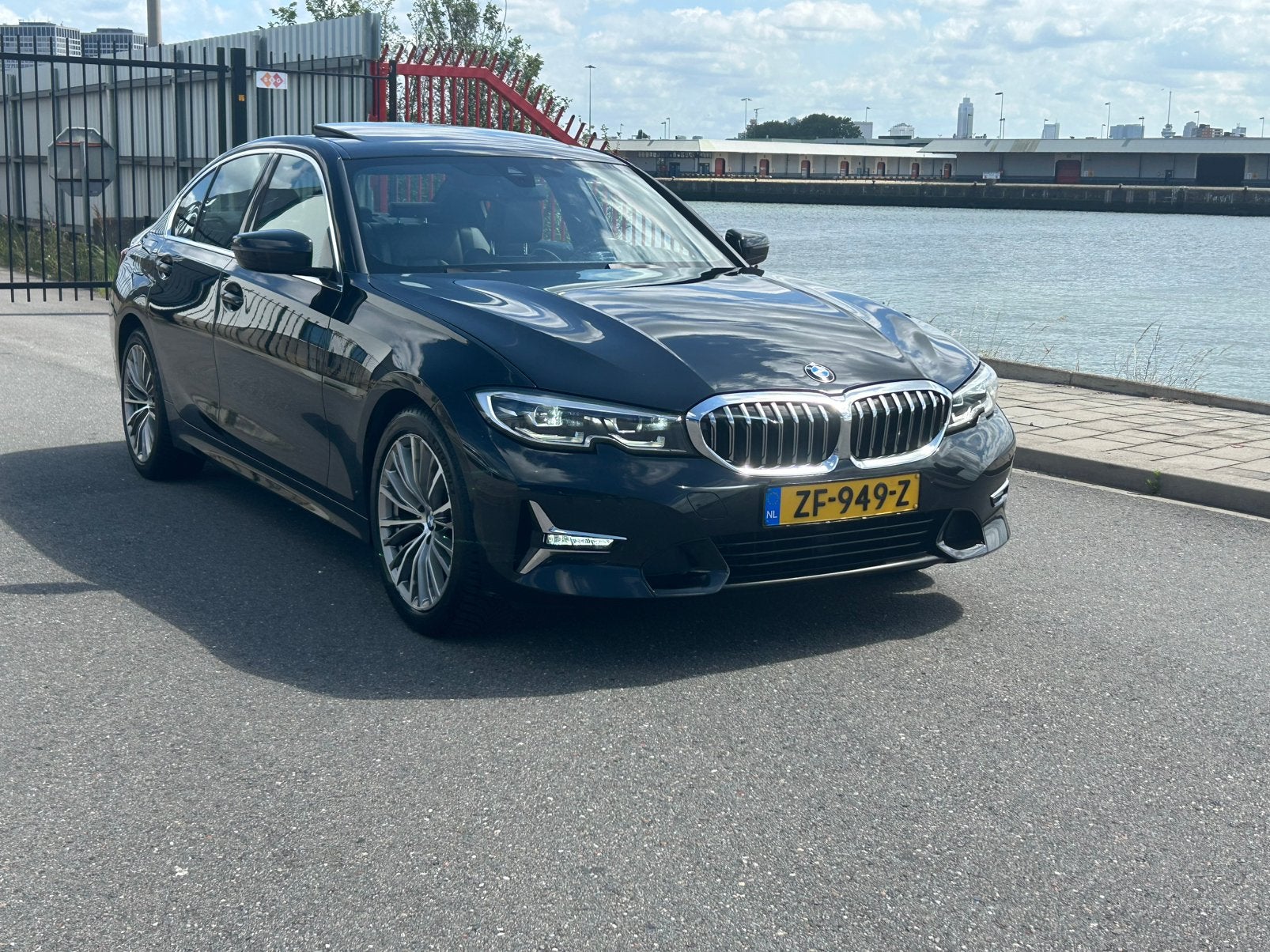 BMW 3-Serie 320i 184 PK AUT PANO CAMERA LEDER HEAD-UP PDC, Auto's, BMW, Automaat, Euro 6, 4 cilinders, Zwart