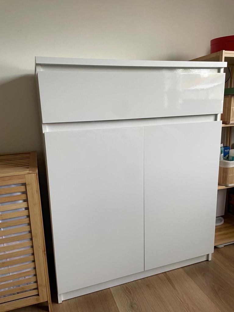 Hoogglans witte kast met deuren en lade, Ophalen, Zo goed als nieuw, Modern