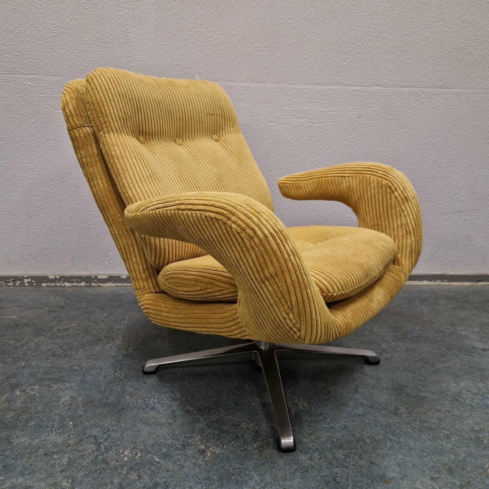 Foto 4 van vintage draaifauteuil Romefa nieuw bekleed jaren 60 ribstof