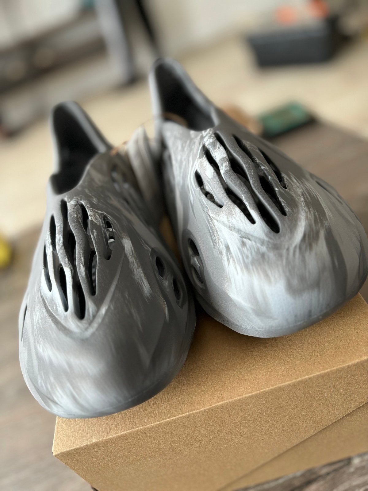 Deadstock ongedragen Yeezy Foam Runner 'MX Carbon', Kleding | Heren, Overige kleuren, Nieuw, Ophalen of Verzenden, Sneakers of Gympen