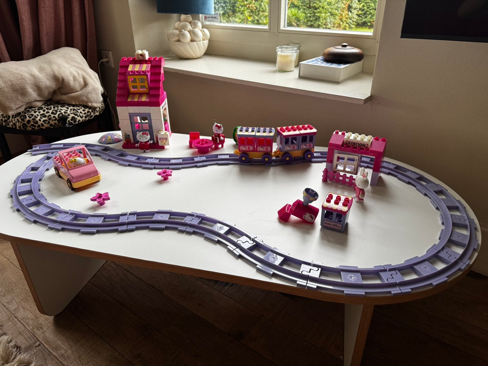 Hello Kitty Duplo treinset met rails, huis, auto & station, Ophalen of Verzenden, Zo goed als nieuw, Inclusief extra onderdelen