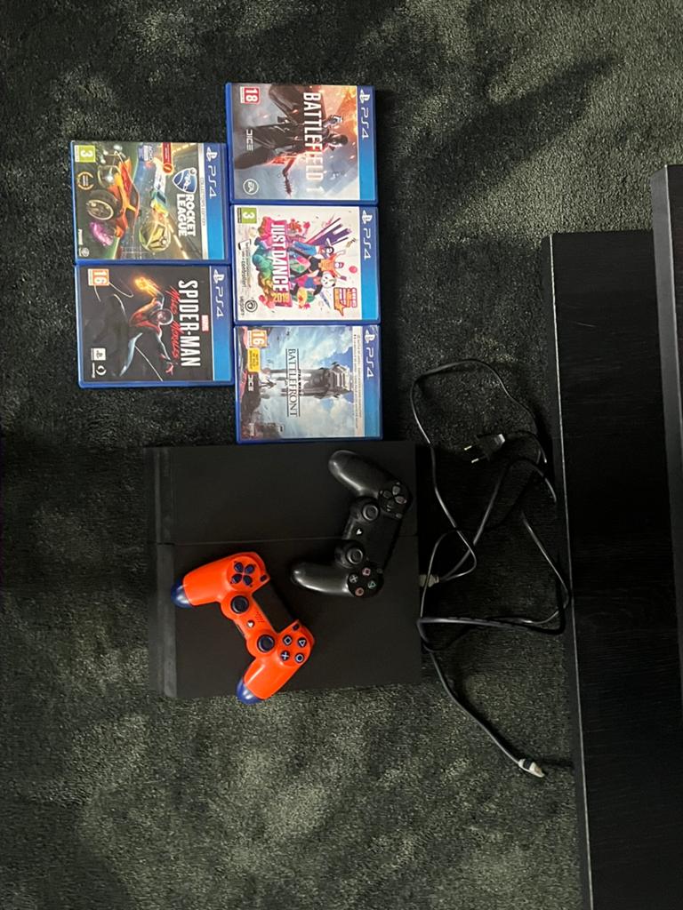 Playstation 4 inclusief 5 spellen een tv en opladers+ kabels, Ophalen, Zo goed als nieuw, Met 2 controllers, Original