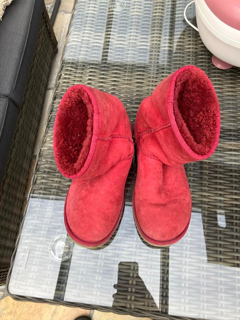 Uggs Classic Mini - Rood/Oud Roze - Maat 38, Kleding | Dames, Schoenen, Ophalen of Verzenden, Gedragen, Rood, Lage of Enkellaarzen