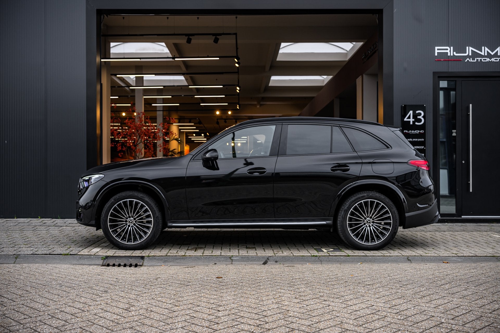 Mercedes-Benz GLC-klasse 400e 4MATIC AMG |Luchtvering|Pano|B, Auto's, Automaat, Gebruikt, 2255 kg, Zwart