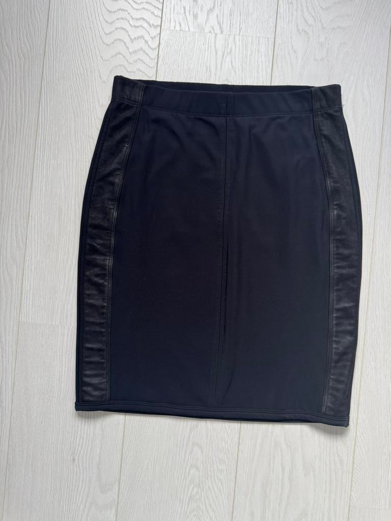 Marccain gitzwarte rok met suede bandjes op de zijnaad, Maat 38/40 (M), Zwart, Ophalen of Verzenden, Knielengte